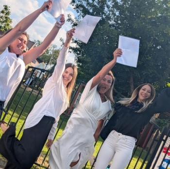 527577860_10233634102747910_4166288975234450665_n-771x770